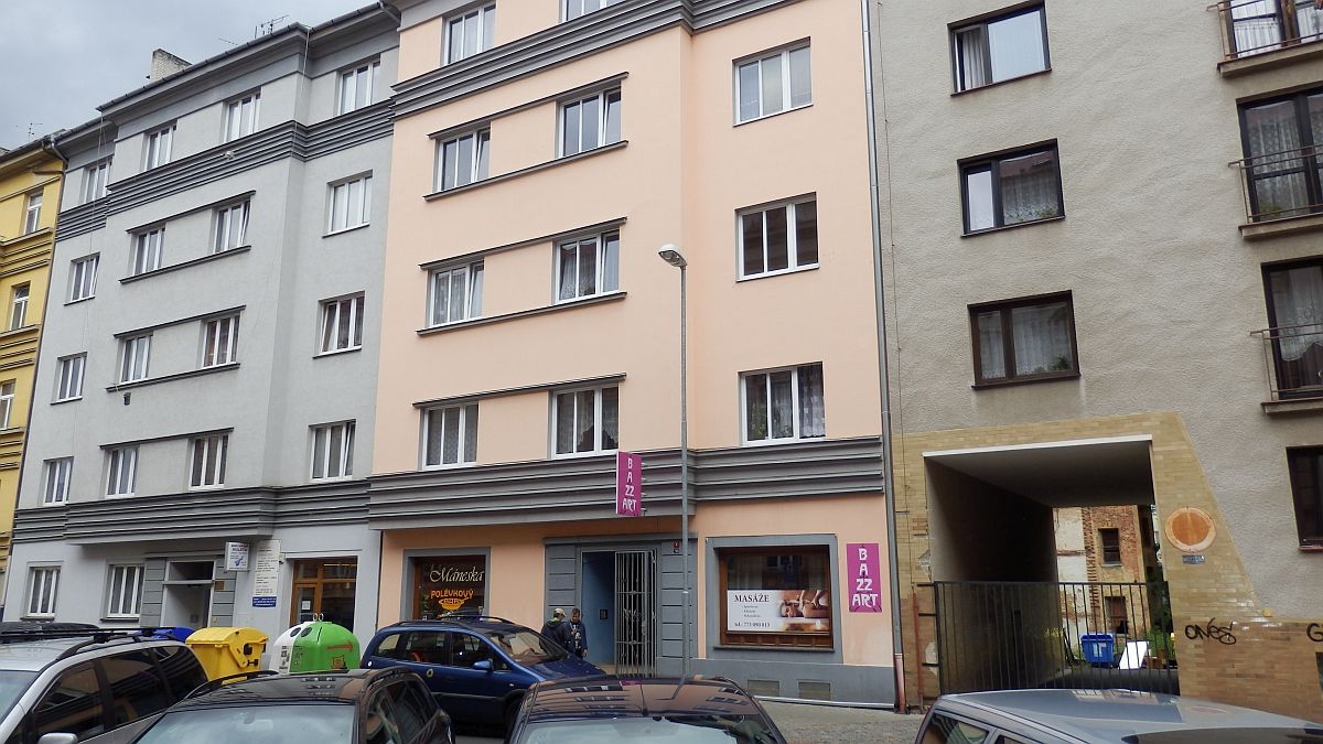 
Pronájem velkometrážního zařízeného bytu 2+kk v centru Chebu,
Mánesova ul.

