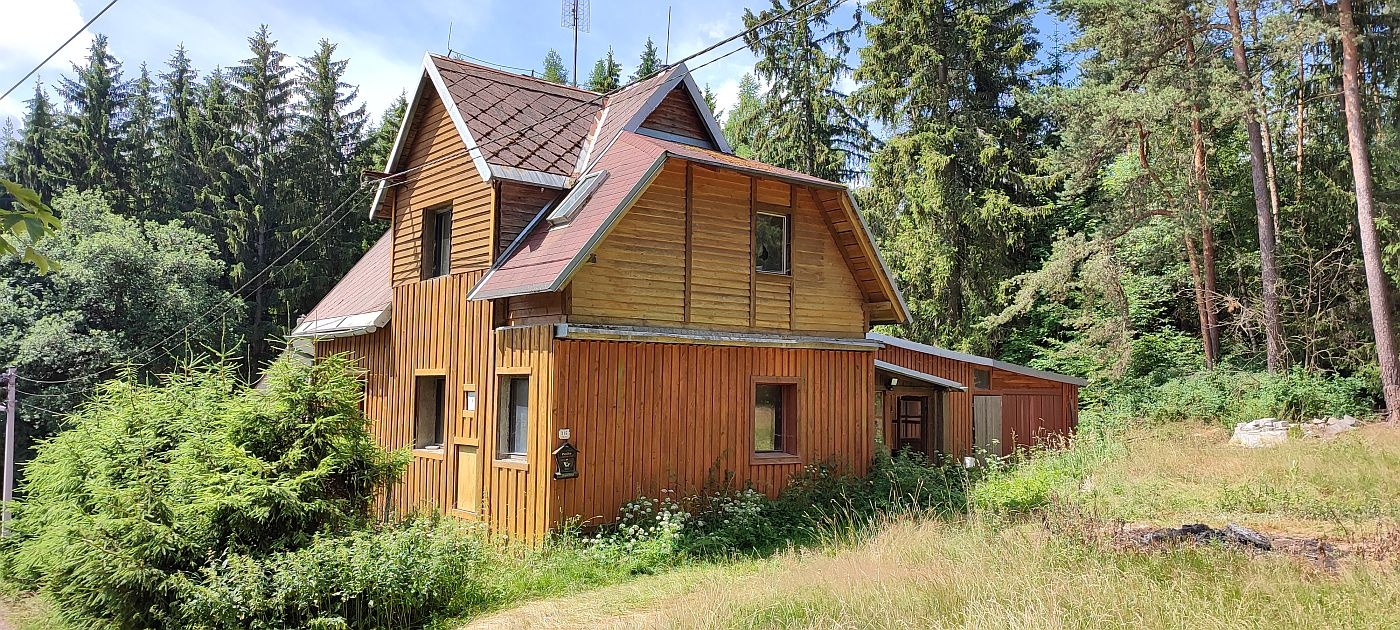 
Zděný rodinný dům u lesa, Plesná u Chebu.

