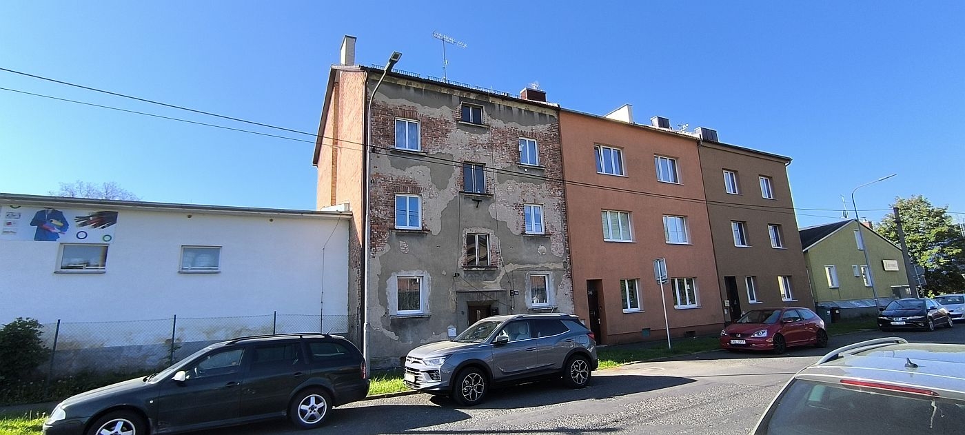 
Byt 3+1 s podílem na pozemku za domem v Chebu, Pekařská ul.

